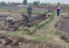Babinsa Koramil 0804-12/Lembeyan Bantu Warga Kelompok Tani Desa Lembeyan Pembuatan Pipanisasi Untuk Pengairan Sawah   